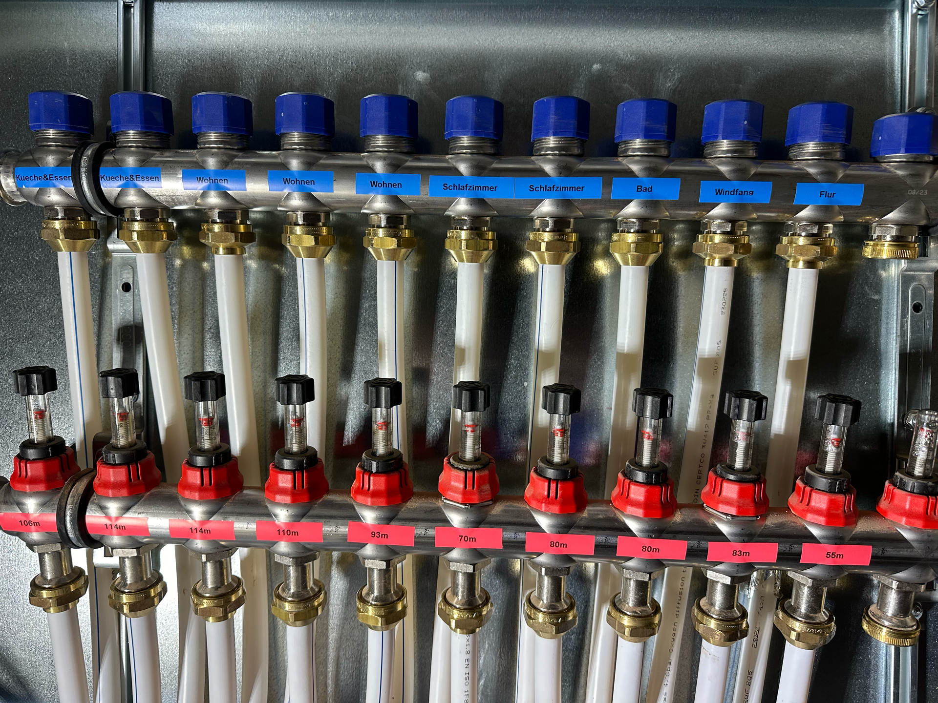 Ein Bündel Rohre sind in einer Reihe aufgereiht