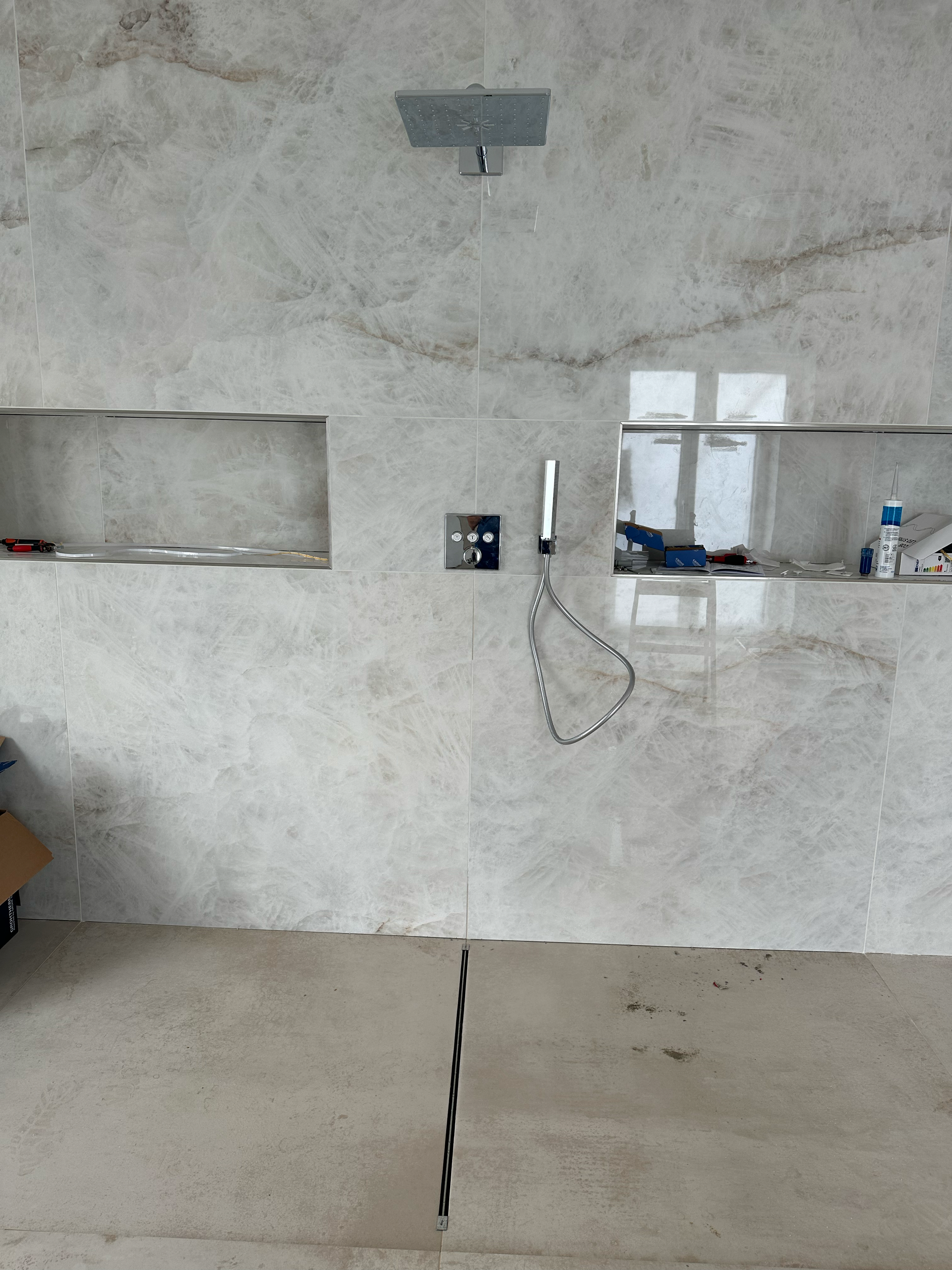 Ein Badezimmer mit Dusche und einer Box auf dem Boden