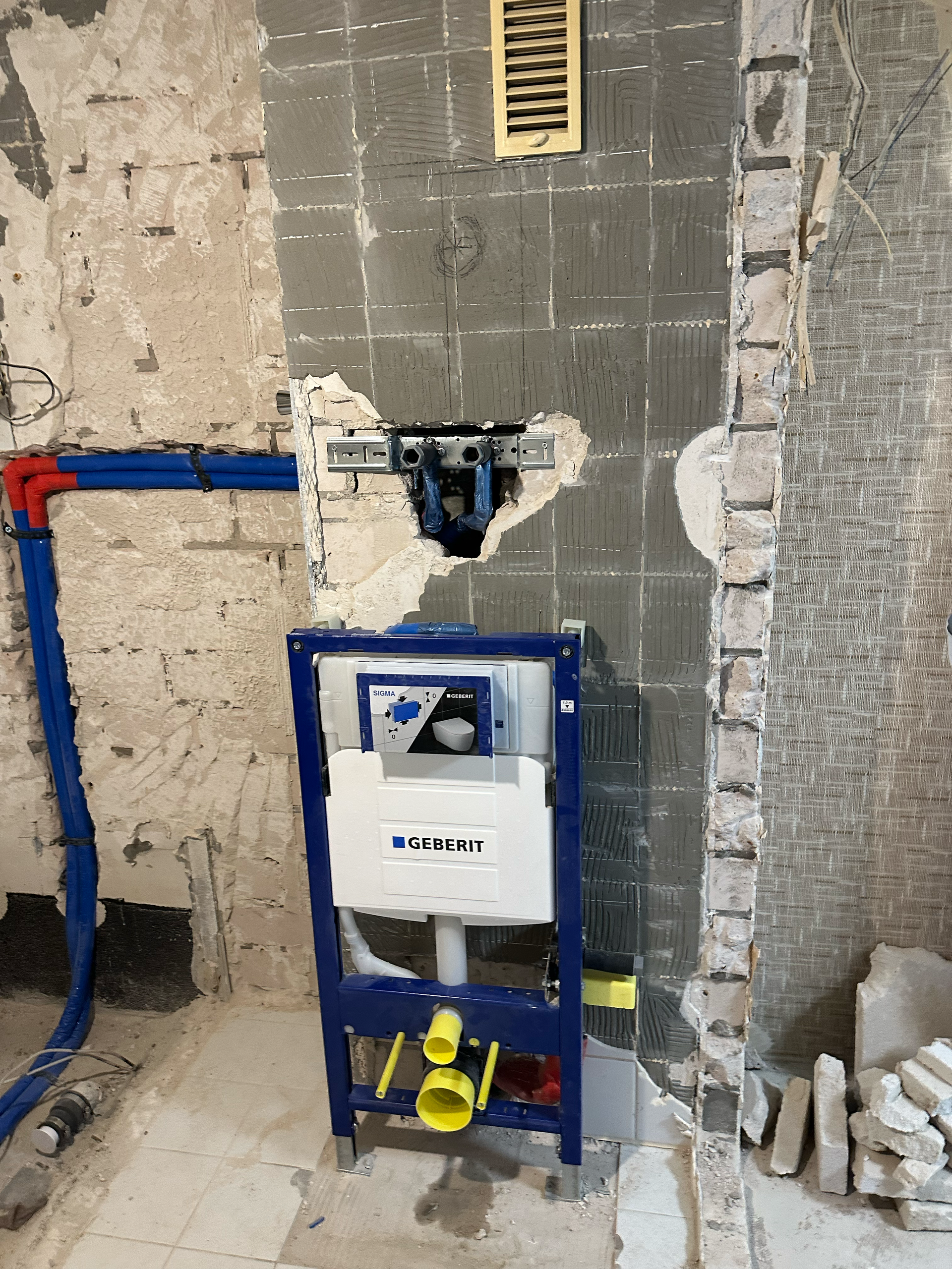 In einem im Bau befindlichen Badezimmer wird eine Toilette installiert.