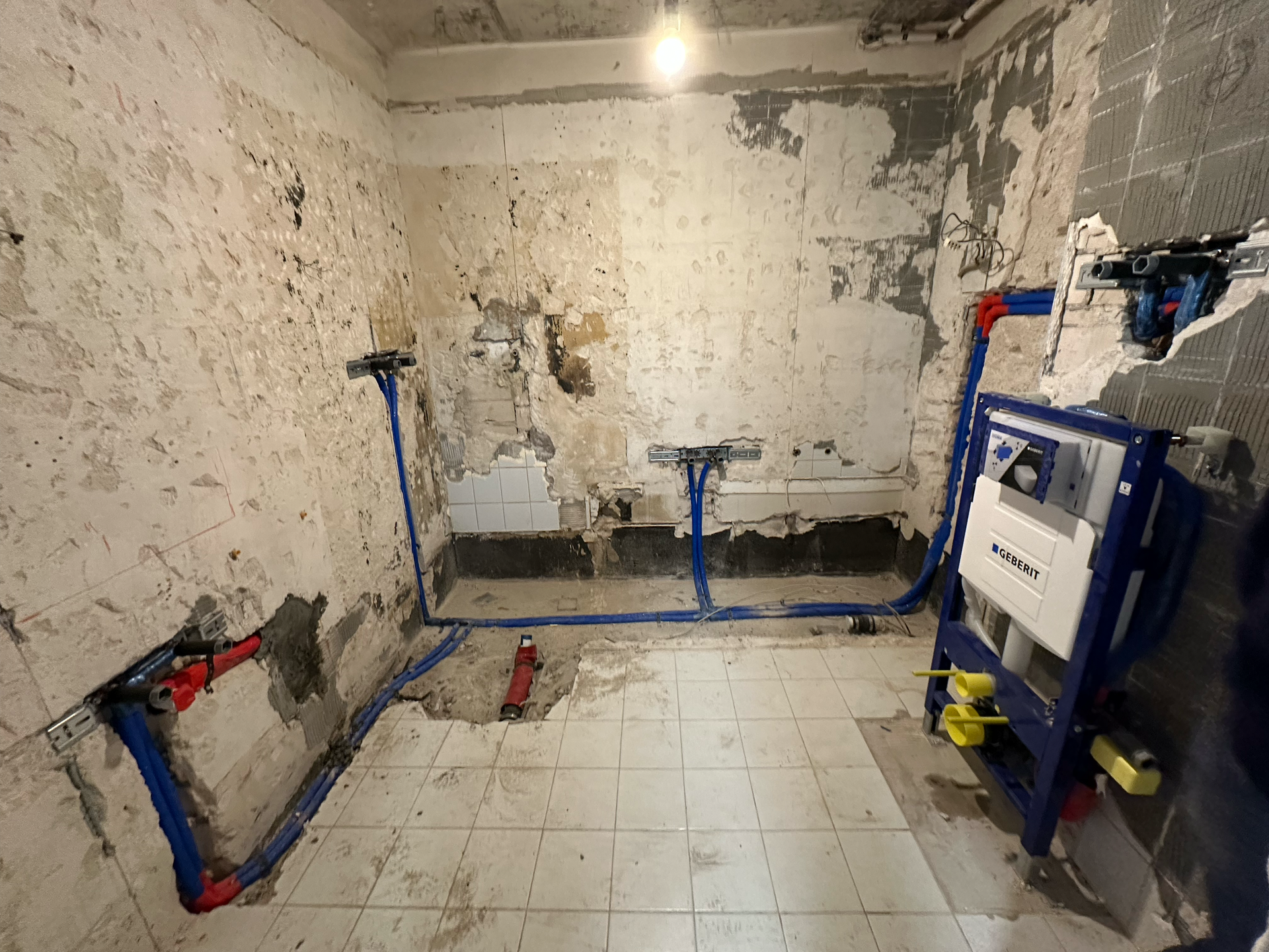 Ein im Bau befindliches Badezimmer mit Toilette und Waschbecken.