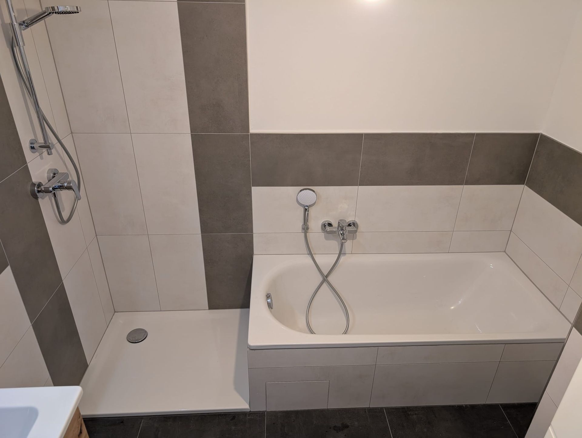 Ein Badezimmer mit Badewanne und Dusche.