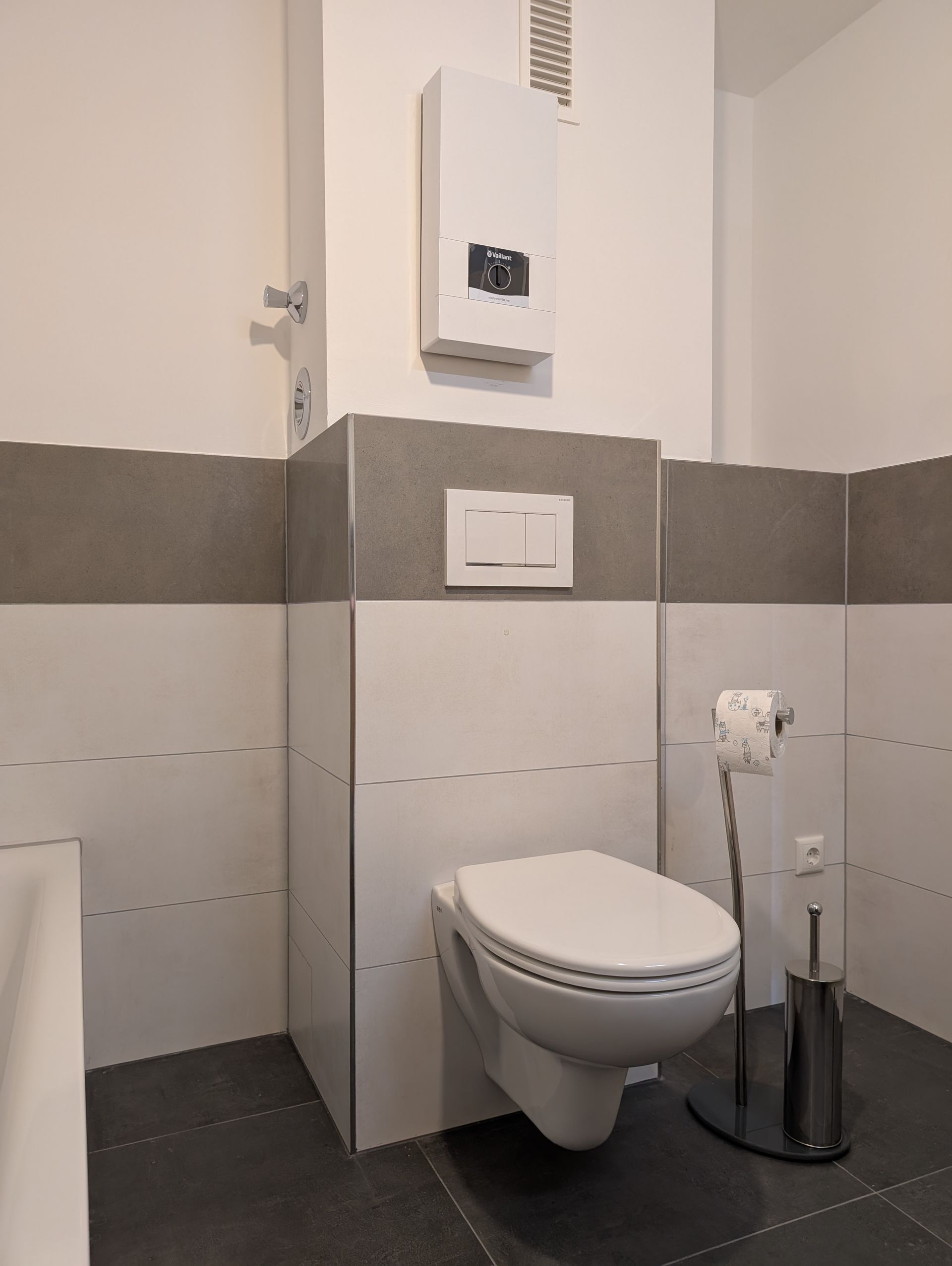 Eine Toilette wird in einem Badezimmer an der Wand montiert.