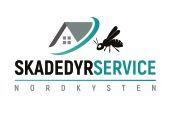 Logoet for skadedyrservice nordkysten har et hus og en flue på.