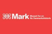 The mark museum for en ny danmarkshistorie logo is on a red background.