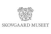 Et logo for skovgaard museum med et træ på.