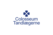 Logoet for colosseum tandlægerne har en blå blomst på.