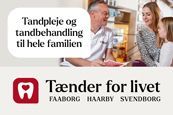 En tandlæge taler med en kvinde og et barn i et køkken.