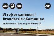 Et billede af et busstoppested med en blå himmel i baggrunden.