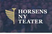 Et logo for Horsens Ny Teater med en trompet på blå baggrund.