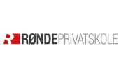 Logoet for runde privatskole er rødt og hvidt på hvid baggrund.