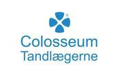 Logoet for colosseum tandlægerne har en blå blomst på.