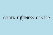 Logoet for Odder fitnesscenter er på blå baggrund.
