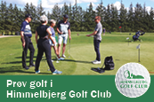 En gruppe mennesker står på en golfbane og taler med hinanden.