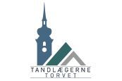 Et logo for en virksomhed ved navn tandlægerne torvet med tårn og tag.