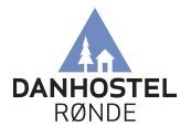 Logoet for danhostel runde er en blå trekant med to træer på.