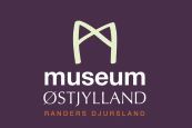 Logoet for Østjyllands museum er lilla og hvidt.