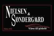 Et sort og rødt logo til nielsen & sondergard