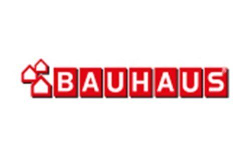 Bauhaus logoet er rødt og hvidt på en hvid baggrund.