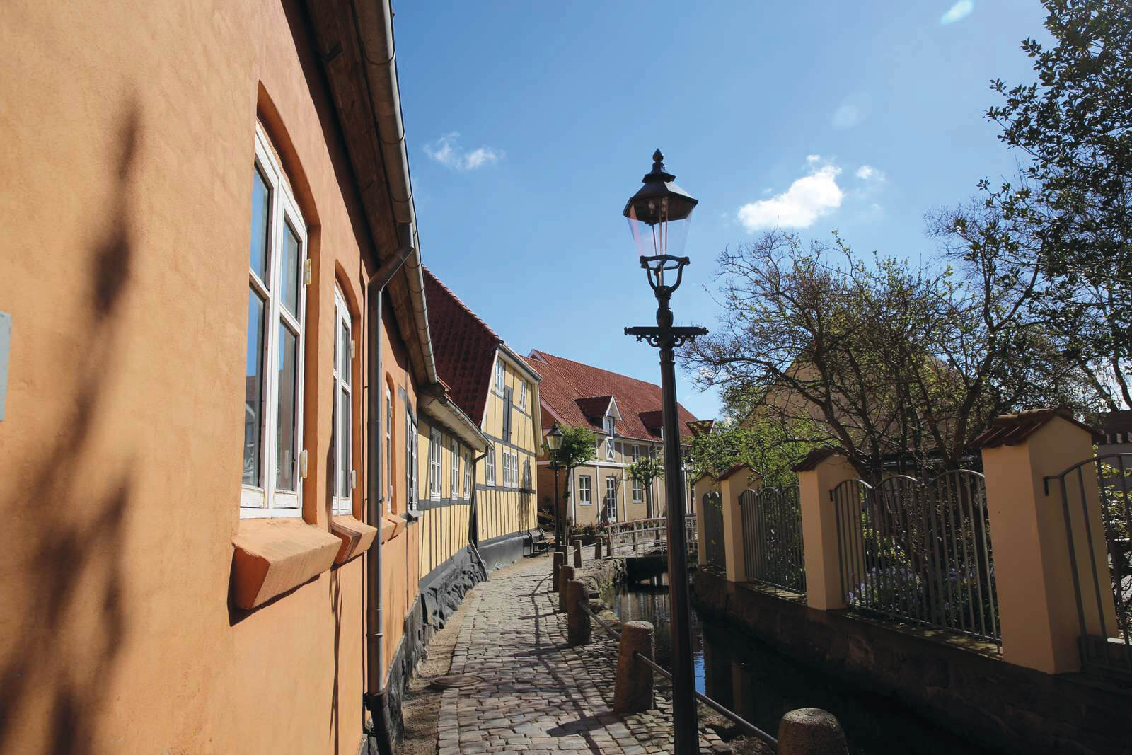 En gade med en lygtepæl i midten