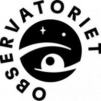 Et sort/hvidt logo med et øje i midten af ​​en cirkel.