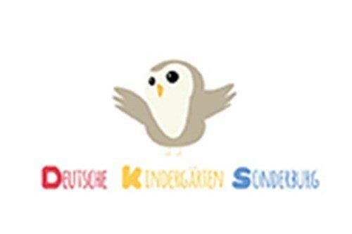 Et logo for deutsche kindergarten sonderburg med en ugle på