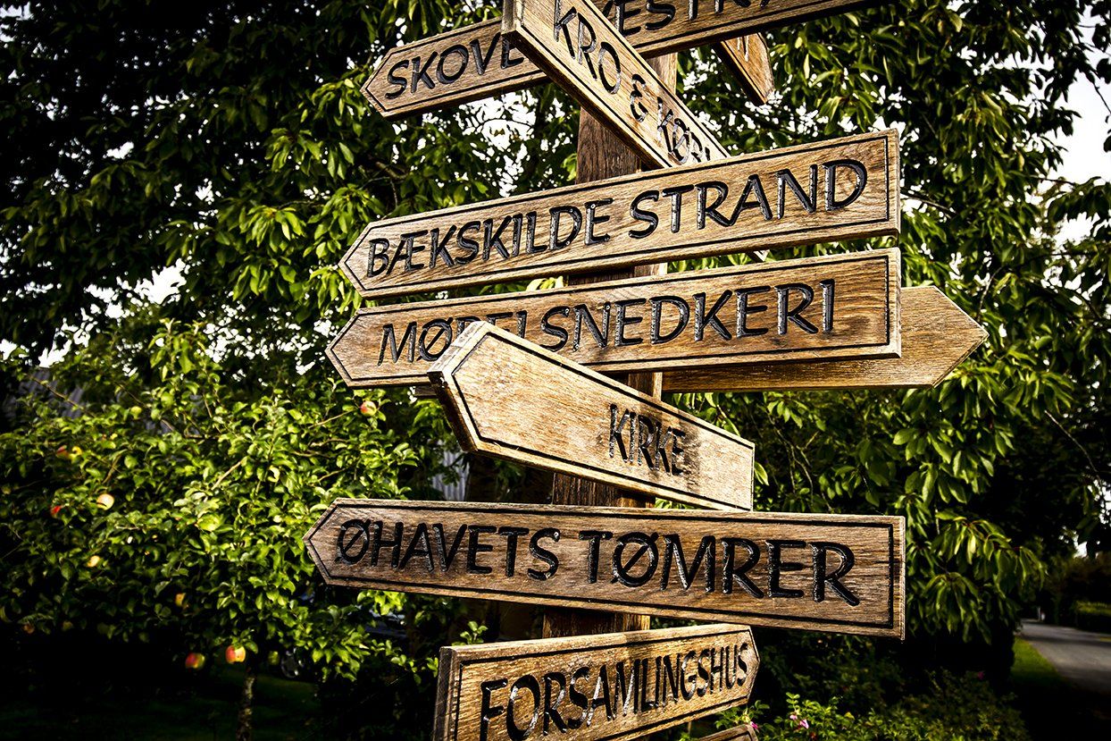 En flok træskilte, der peger i forskellige retninger