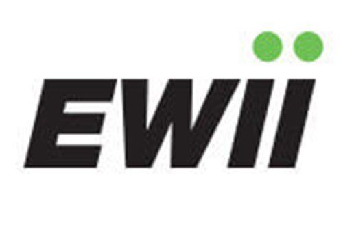 Et sort og grønt logo til ewi med to grønne prikker på en hvid baggrund.