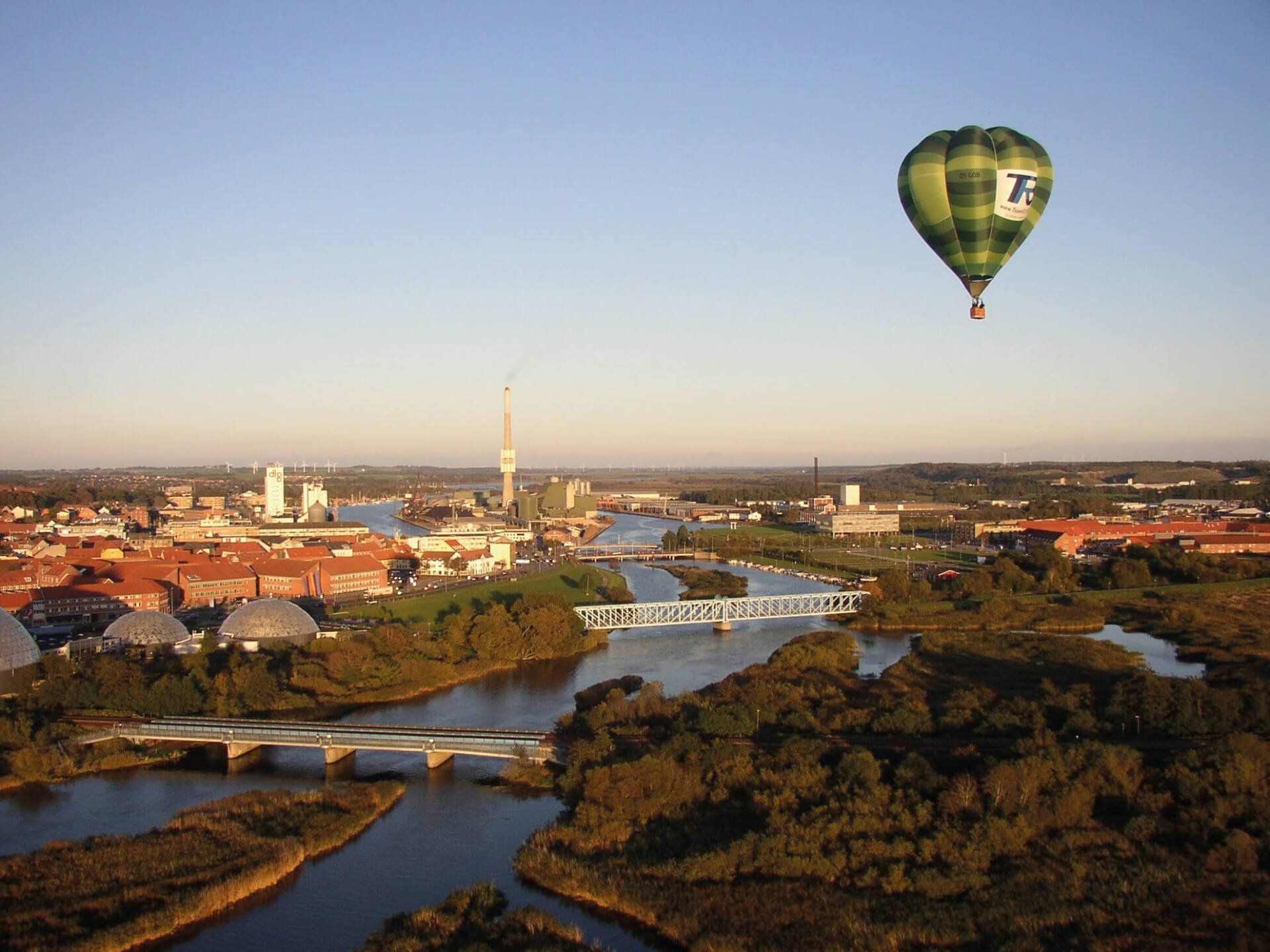 En grøn luftballon med tallet 7 på