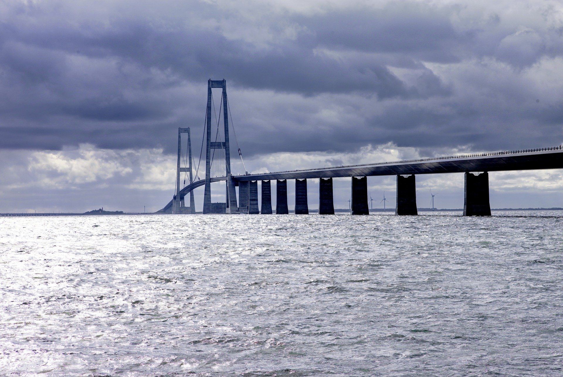 En bro over en vandmasse på en overskyet dag