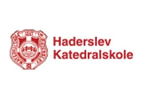 A red and white logo for haderslev katedralskole