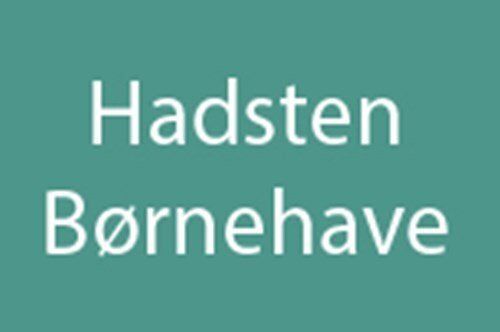 En grøn baggrund med hvid tekst, hvor der står hadsten børnehave