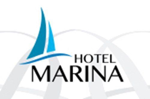 Et logo for hotel marina med en sejlbåd på
