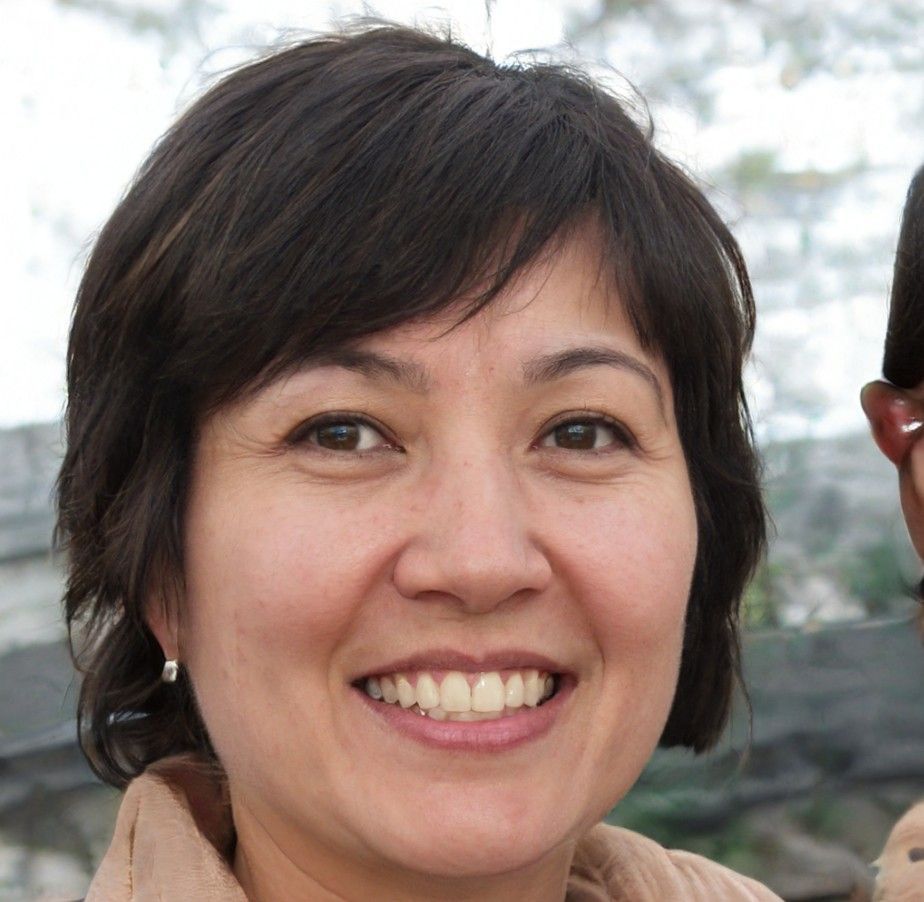 En kvinde med langt blondt hår smiler på et sort-hvidt foto.