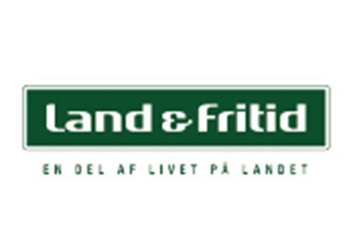 A green sign that says land & fritid en del af livet på landet