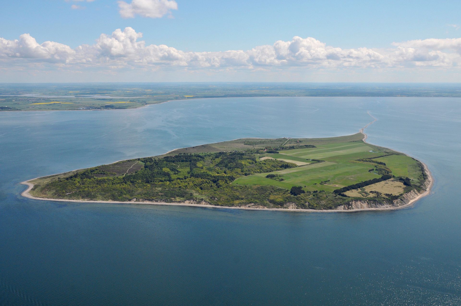 En luftfoto af en lille ø midt i havet