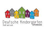 Logoet for deutsche kindergarten apenrade viser en række farverige huse.