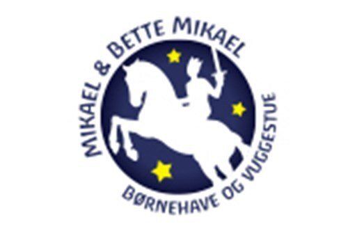 Et logo for Bette Mikael viser en mand, der rider på en hest