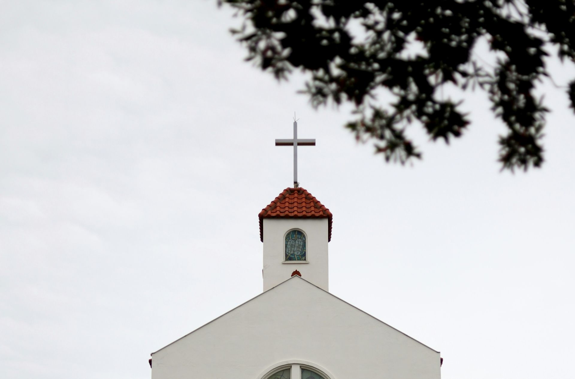 Kors på toppen af en kirke
