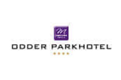 Logoet for Odder Parkhotel er lilla og hvidt.
