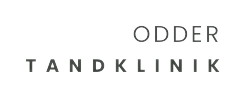 Et logo for odder tandklinik er vist på hvid baggrund.