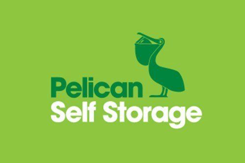 Pelican self storage logoet er grønt og hvidt på en grøn baggrund.