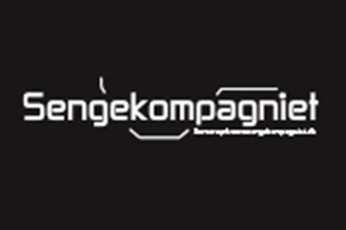En sort baggrund med hvid tekst, hvor der står sengekompagniet