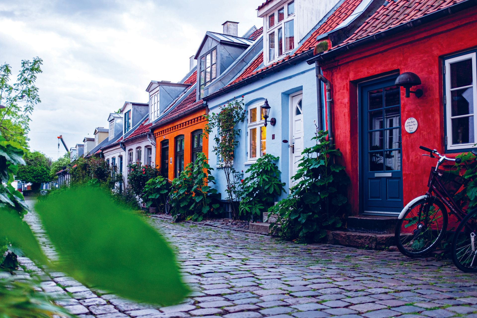 En række huse med en cykel parkeret foran dem.