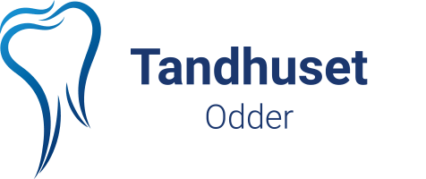 Et logo til et tandlægekontor med en tand og ordene tandhuset odder.