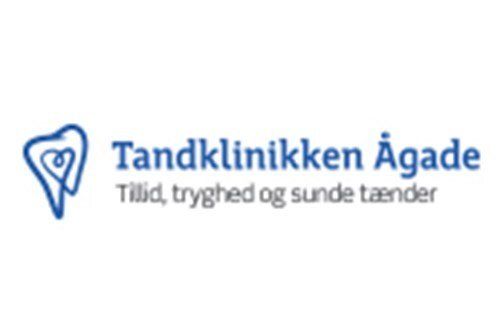 Et logo for en tandklinik med en tand og ordene tandklinikken agade