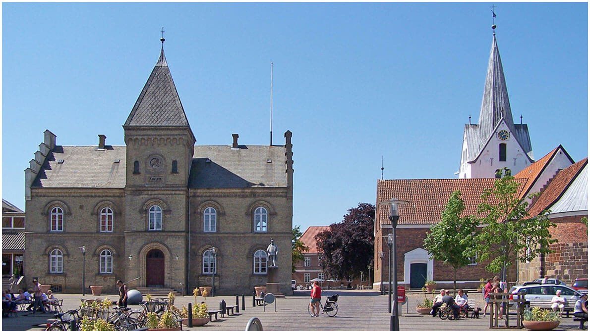 En stor bygning med et klokketårn i baggrunden