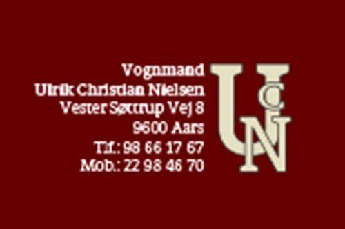 Et rødt og hvidt logo til ulrik christian nielsen