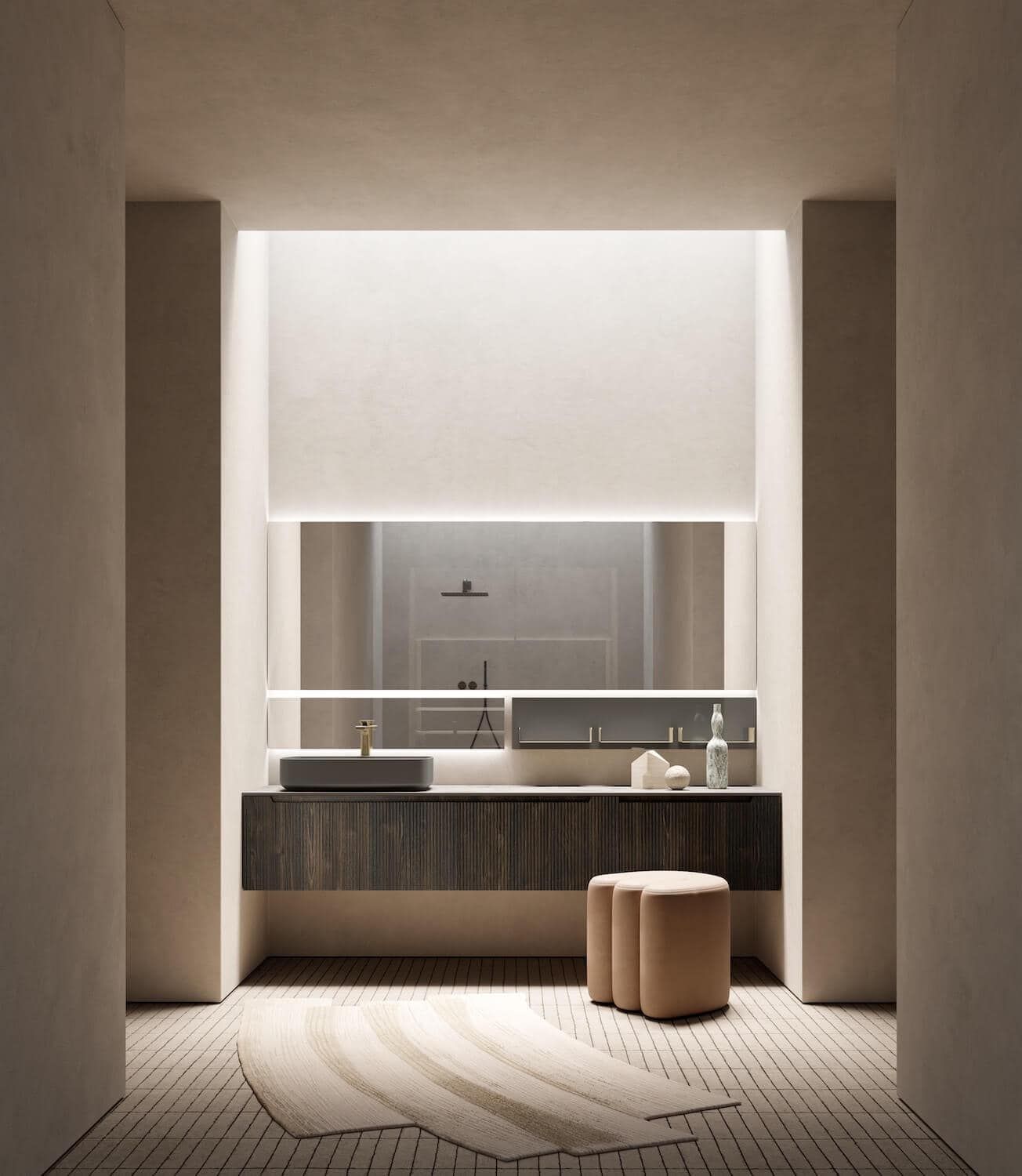 Bagno moderno con mobile lavabo sospeso in legno, lavandino grigio, grande specchio, sgabello e tappeto.