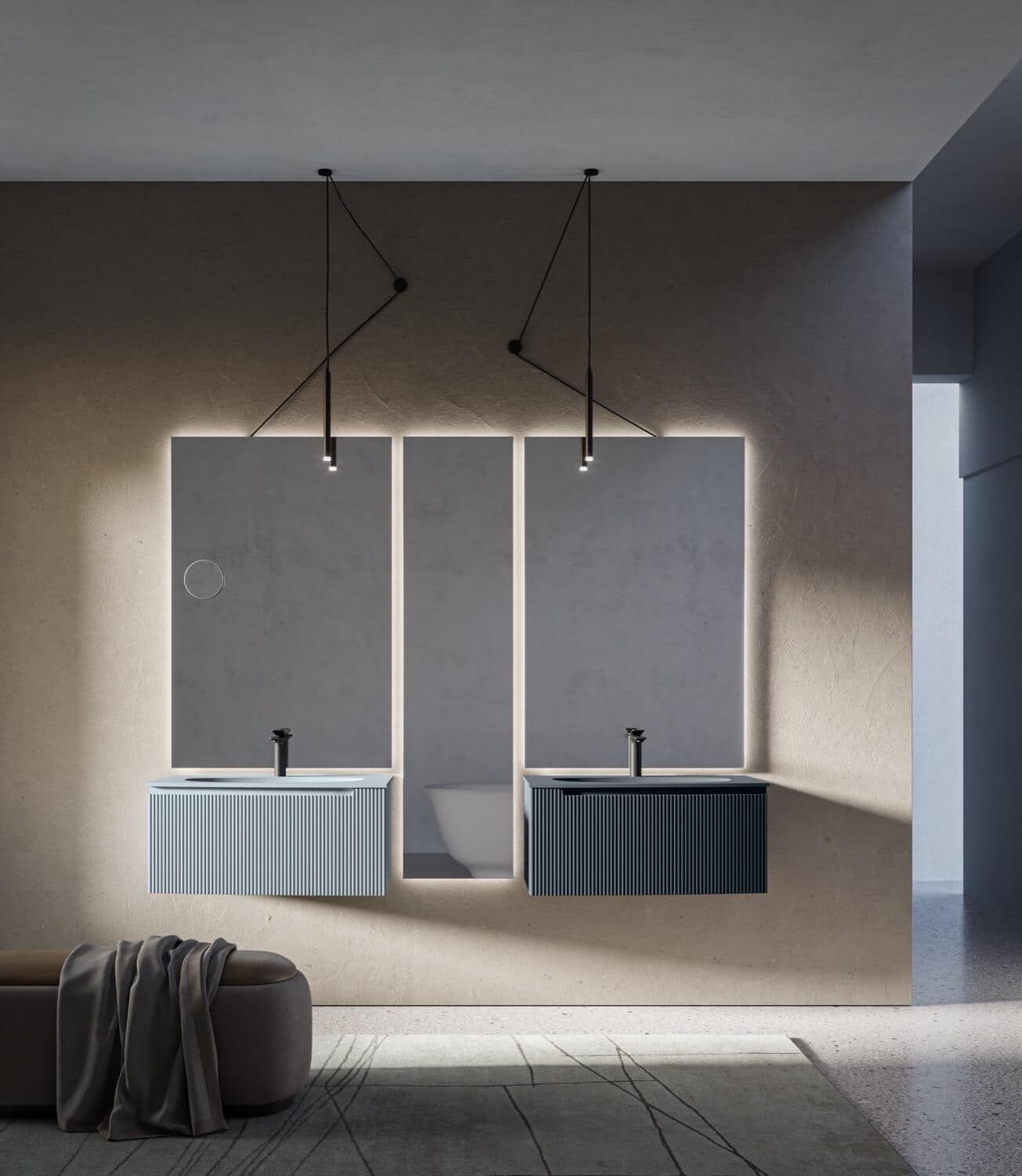 Bagno moderno con due lavandini, mobili a righe, specchi retroilluminati e lampade a sospensione lineari.