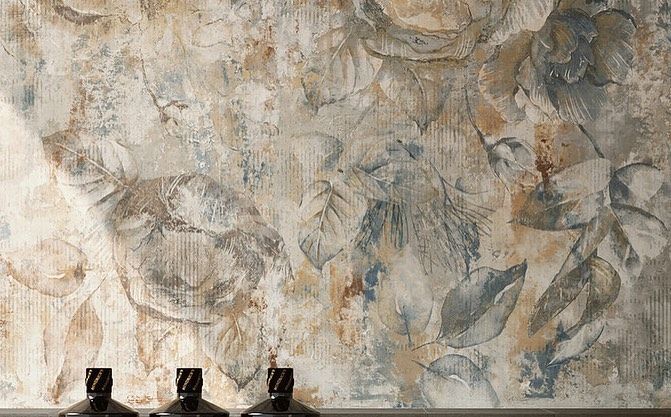 Parete strutturata con motivo floreale nei toni neutri del beige, marrone e blu.